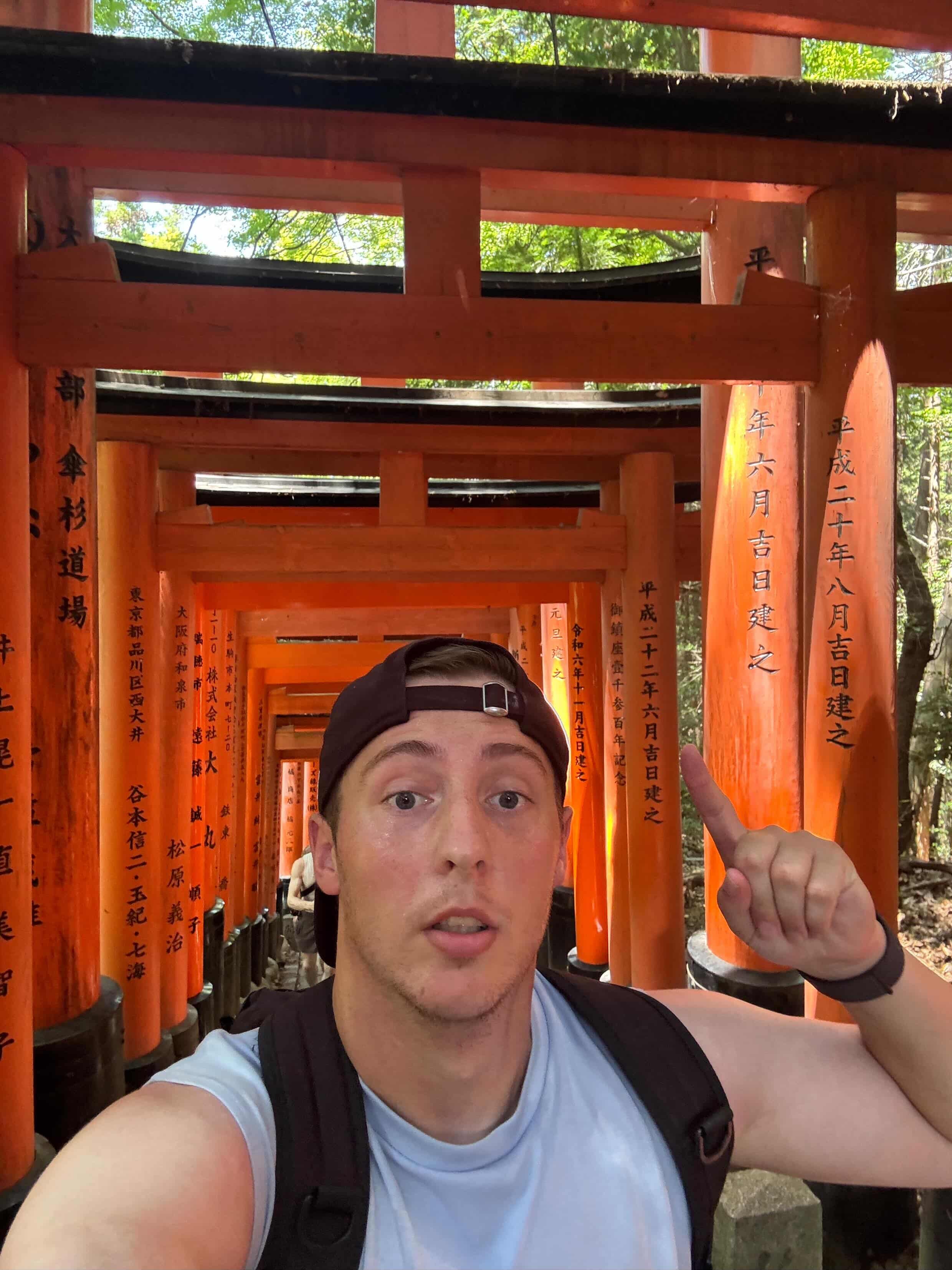 NMK devant un torii au Japon